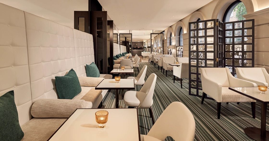 Como The Halkin, at the table