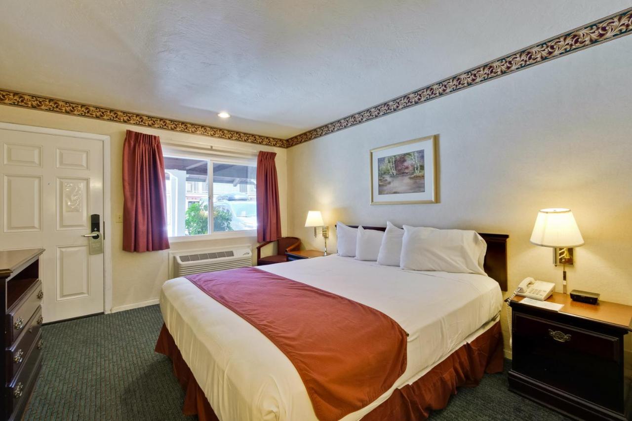 Americas Best Value Inn Sky Ranch — rooms