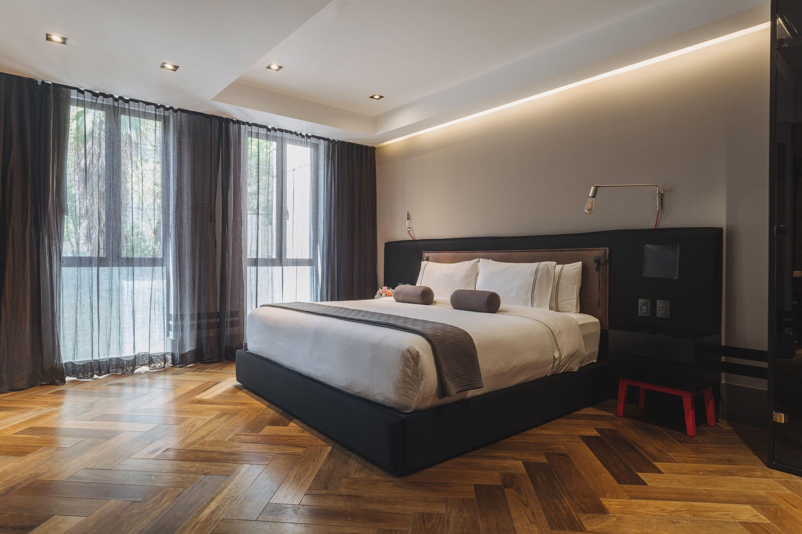 The Wild Oscar — rooms