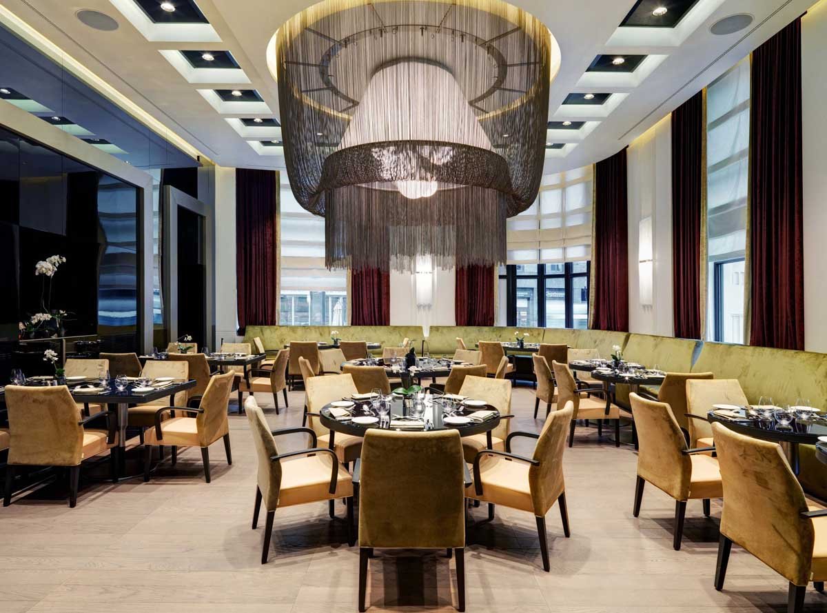 Excelsior Hotel Gallia, at the table