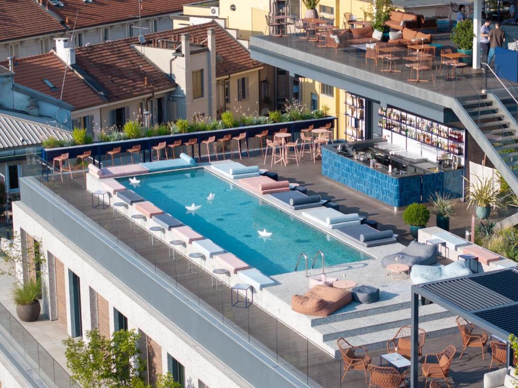 21 House of Stories, the pool