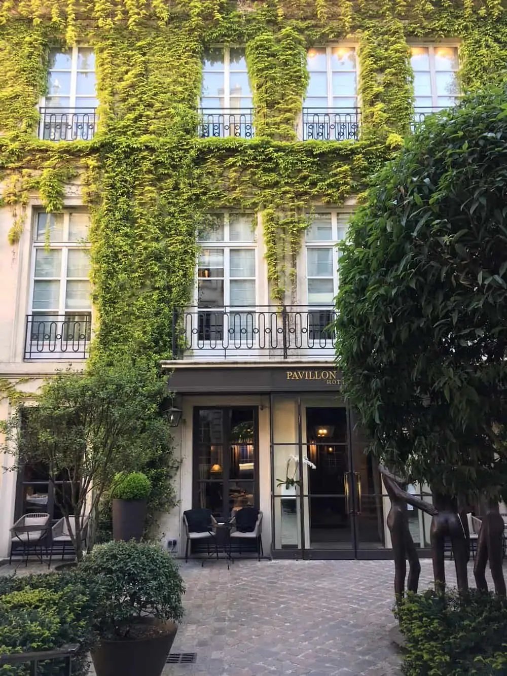 Le Pavillon de la Reine — backstory