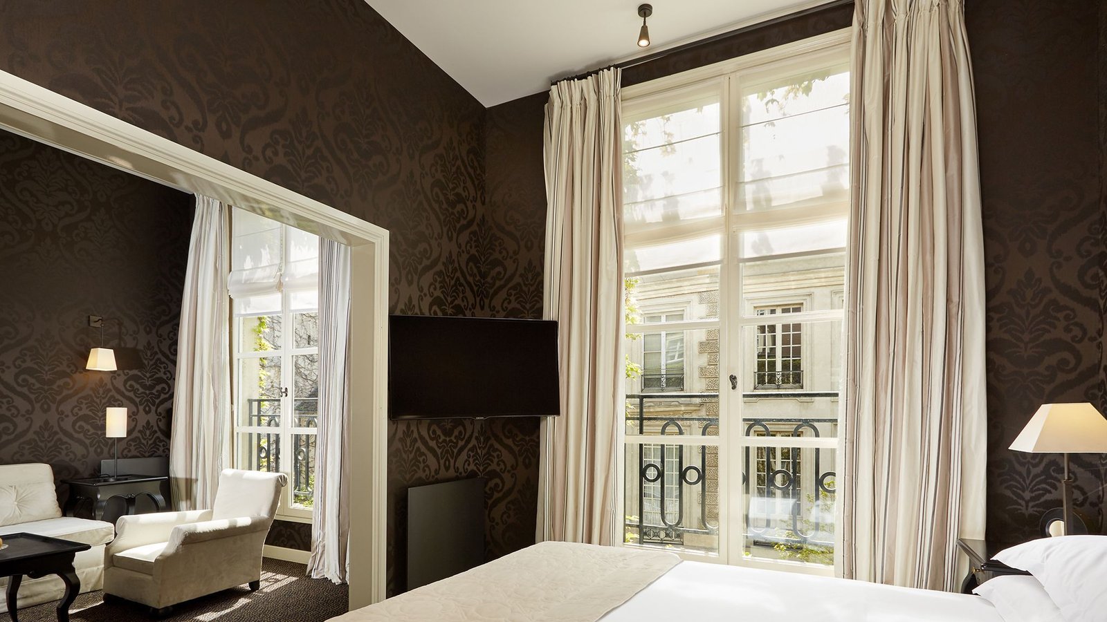Le Pavillon de la Reine — rooms