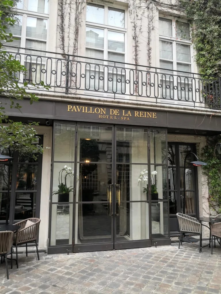 Le Pavillon de la Reine — backstory