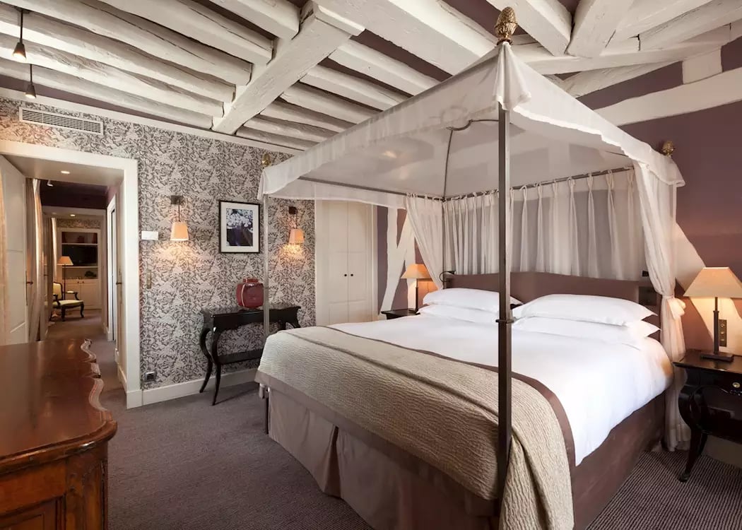 Le Pavillon de la Reine — rooms