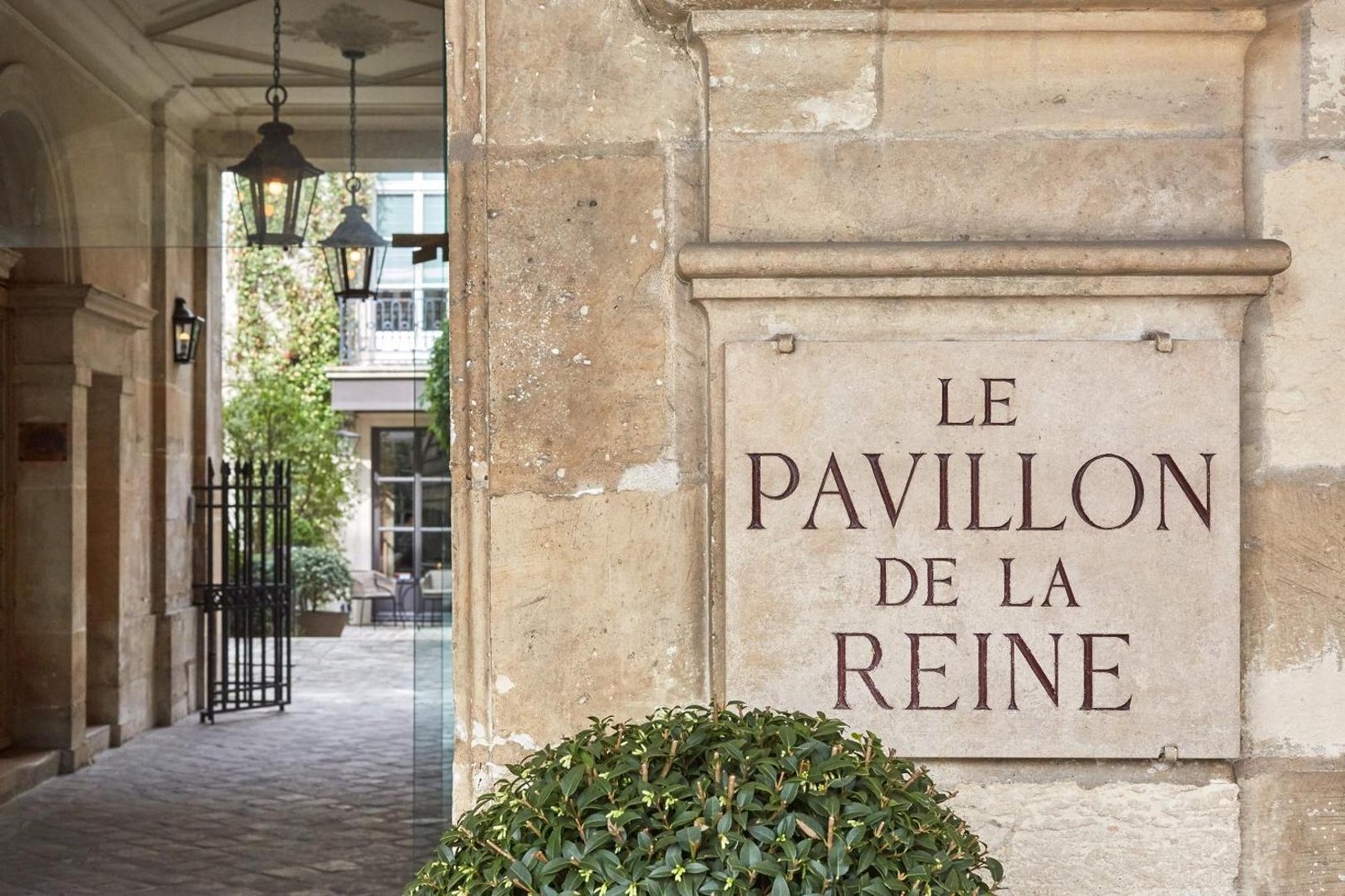 Le Pavillon de la Reine — vibe