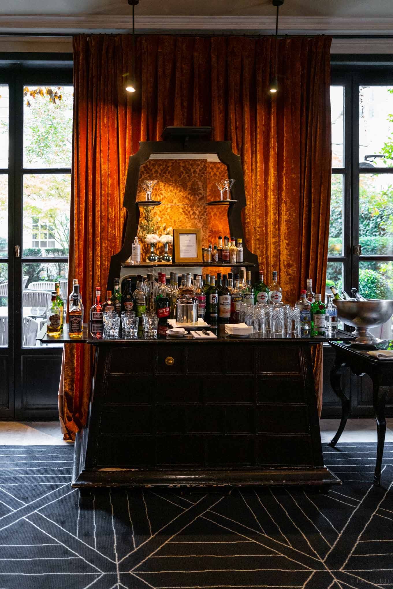 Le Pavillon de la Reine, at the table