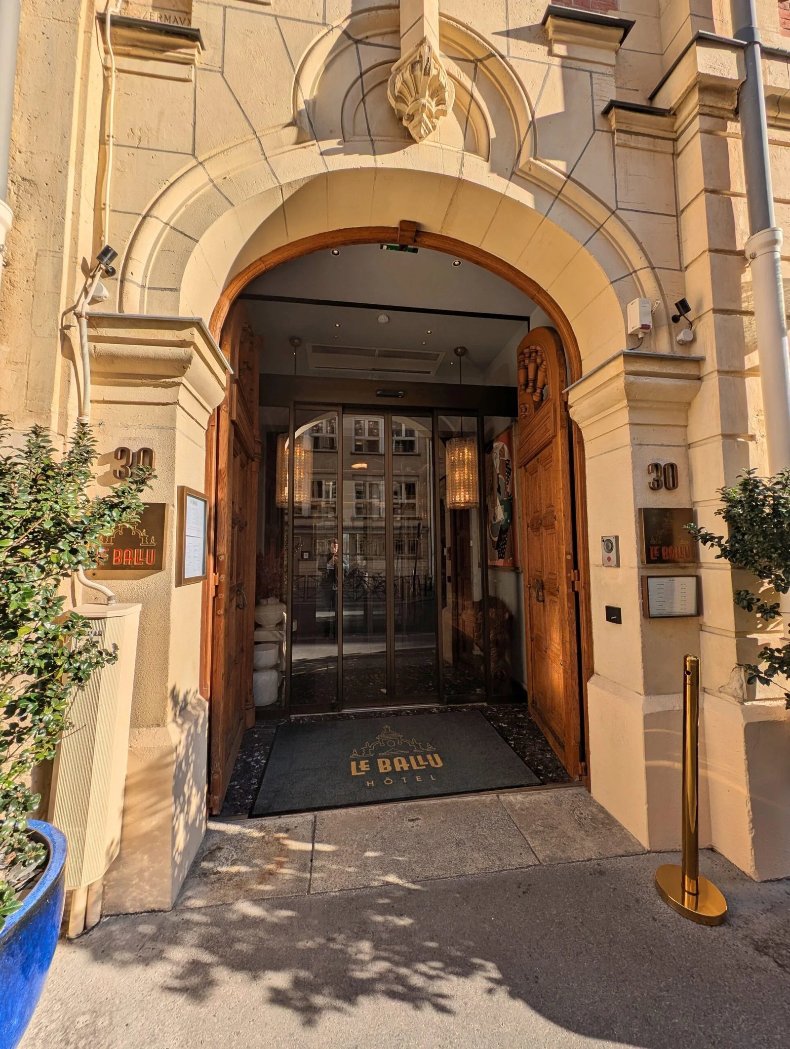 Hotel Le Ballu — backstory