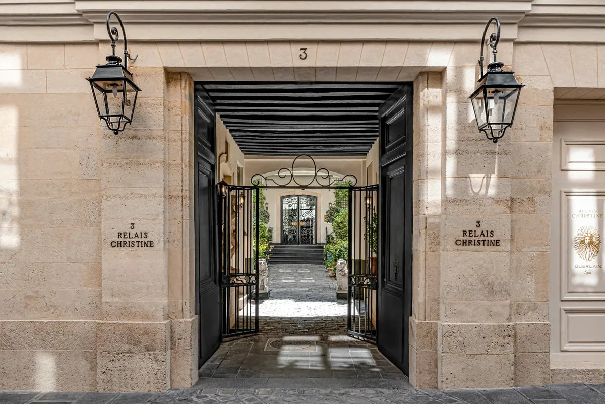 Relais Christine — backstory