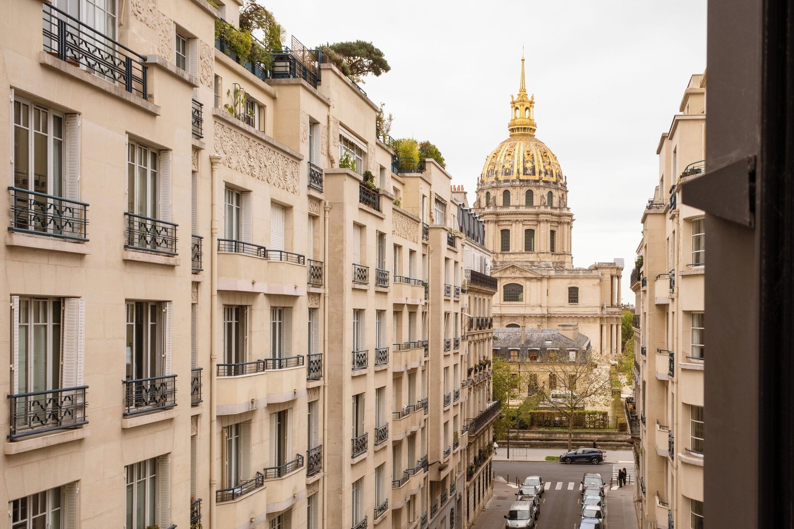 Hôtel Le Cinq Codet — backstory