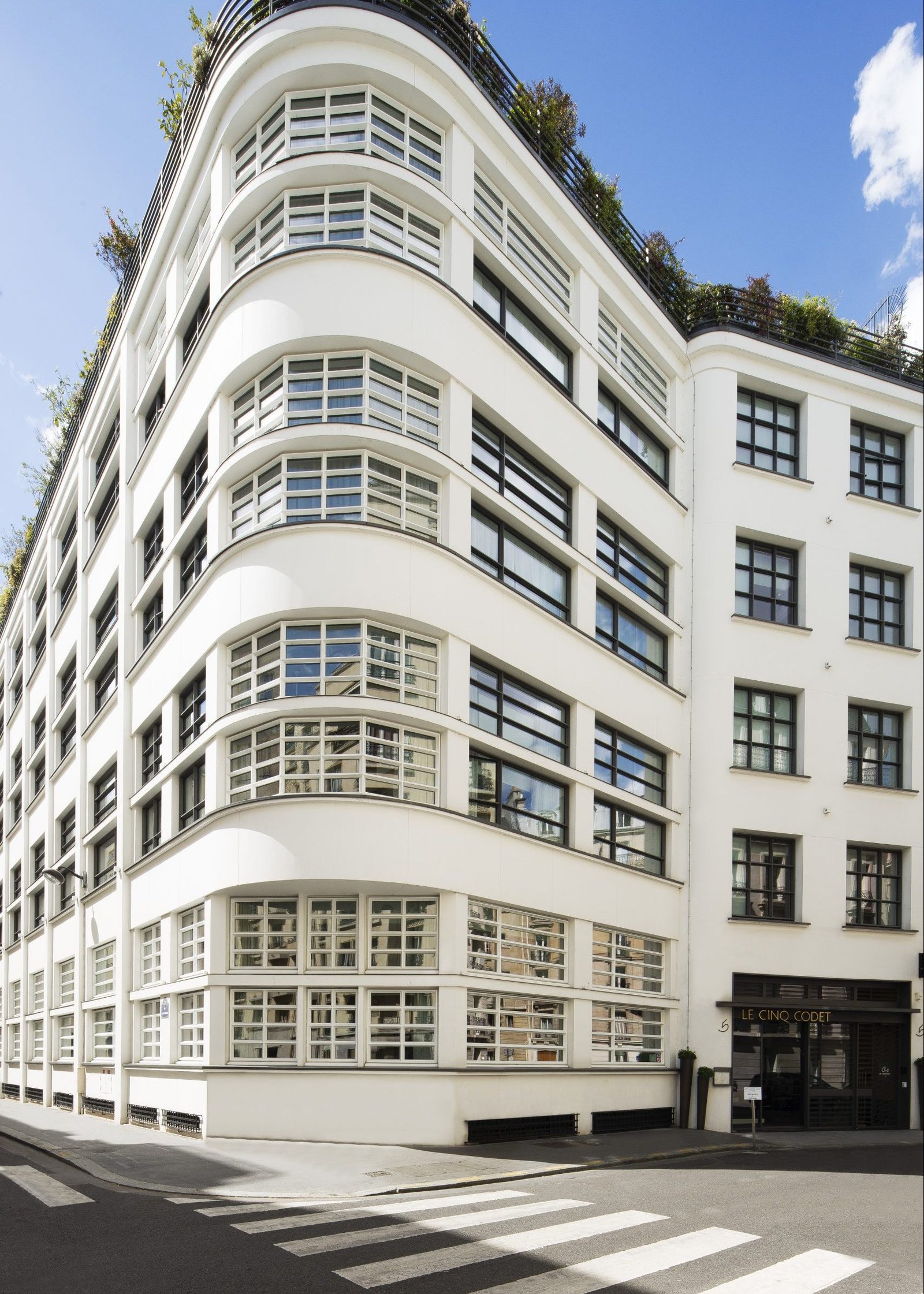 Hôtel Le Cinq Codet — backstory