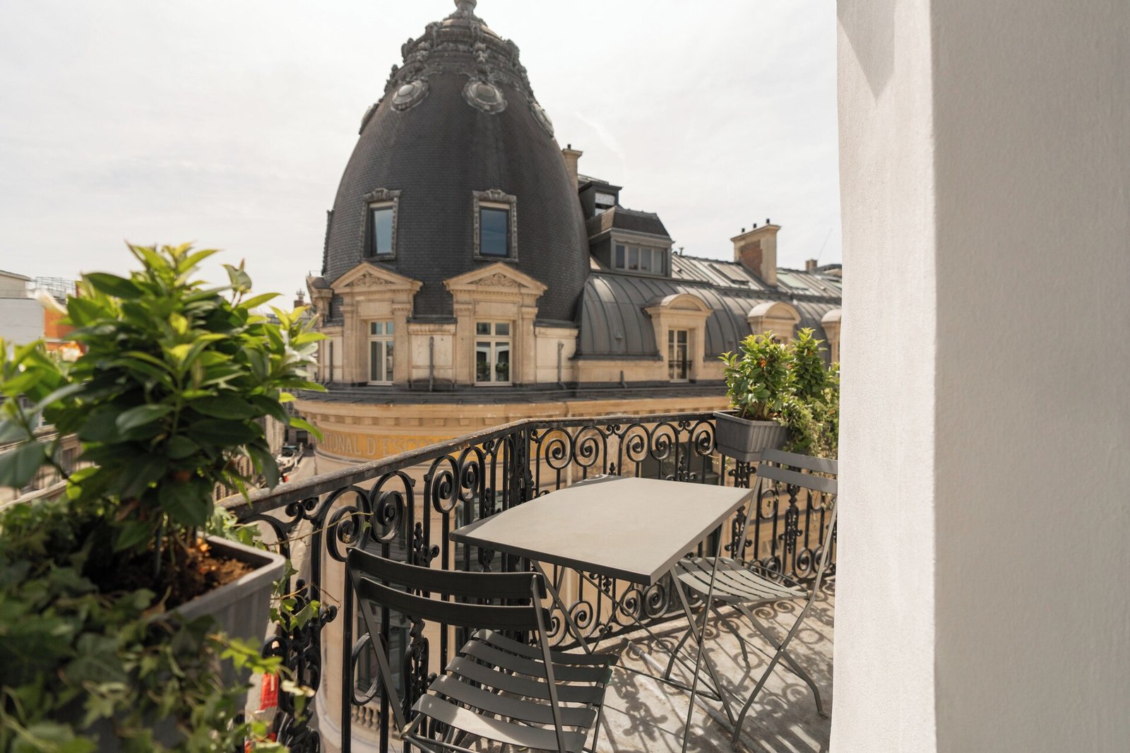 Hôtel de NELL — vibe