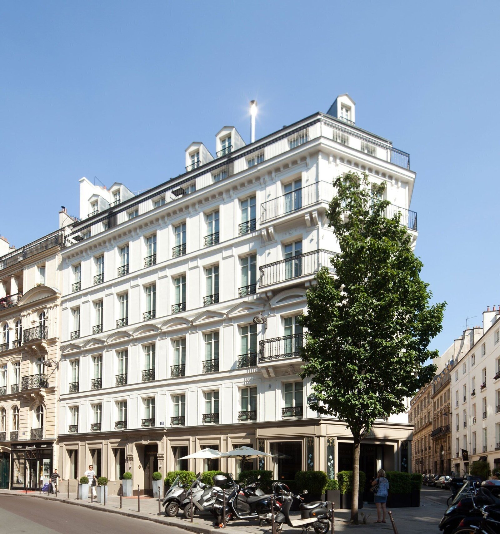 Le Pavillon des Lettres — backstory