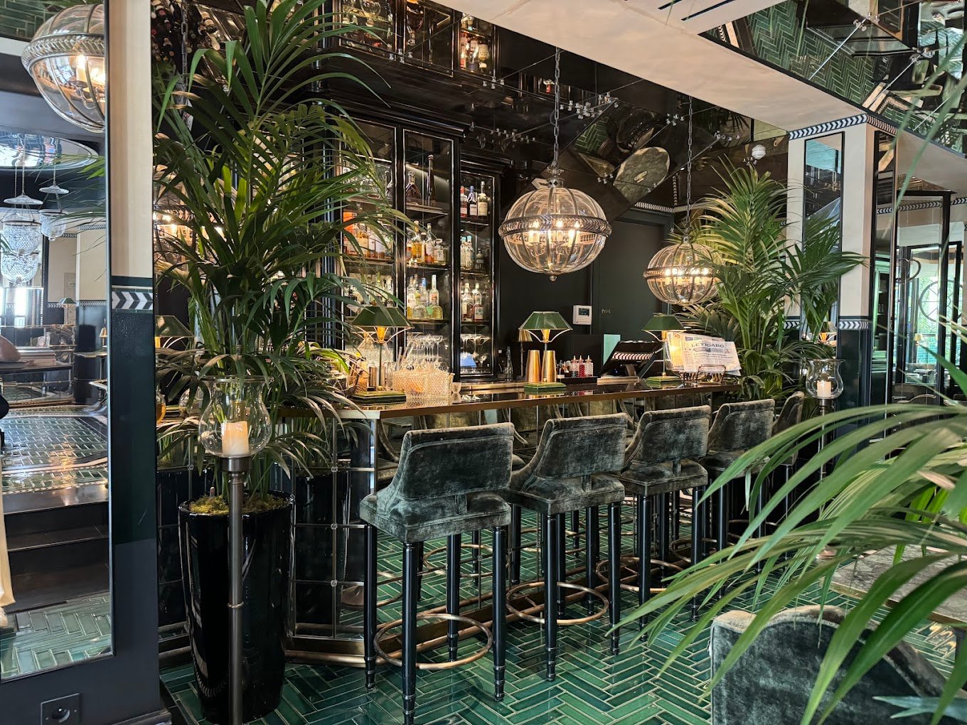 Monsieur George Hôtel & Spa - Champs Elysées, the mirrored bar