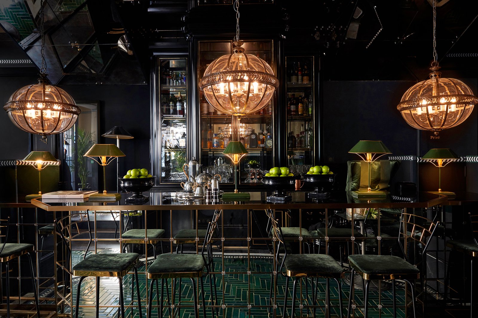 Monsieur George Hôtel & Spa - Champs Elysées, the mirrored bar