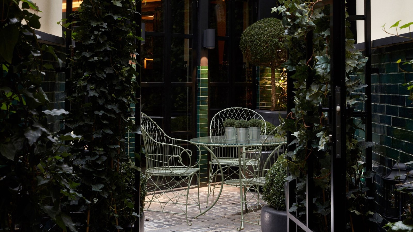 Monsieur George Hôtel & Spa - Champs Elysées — vibe