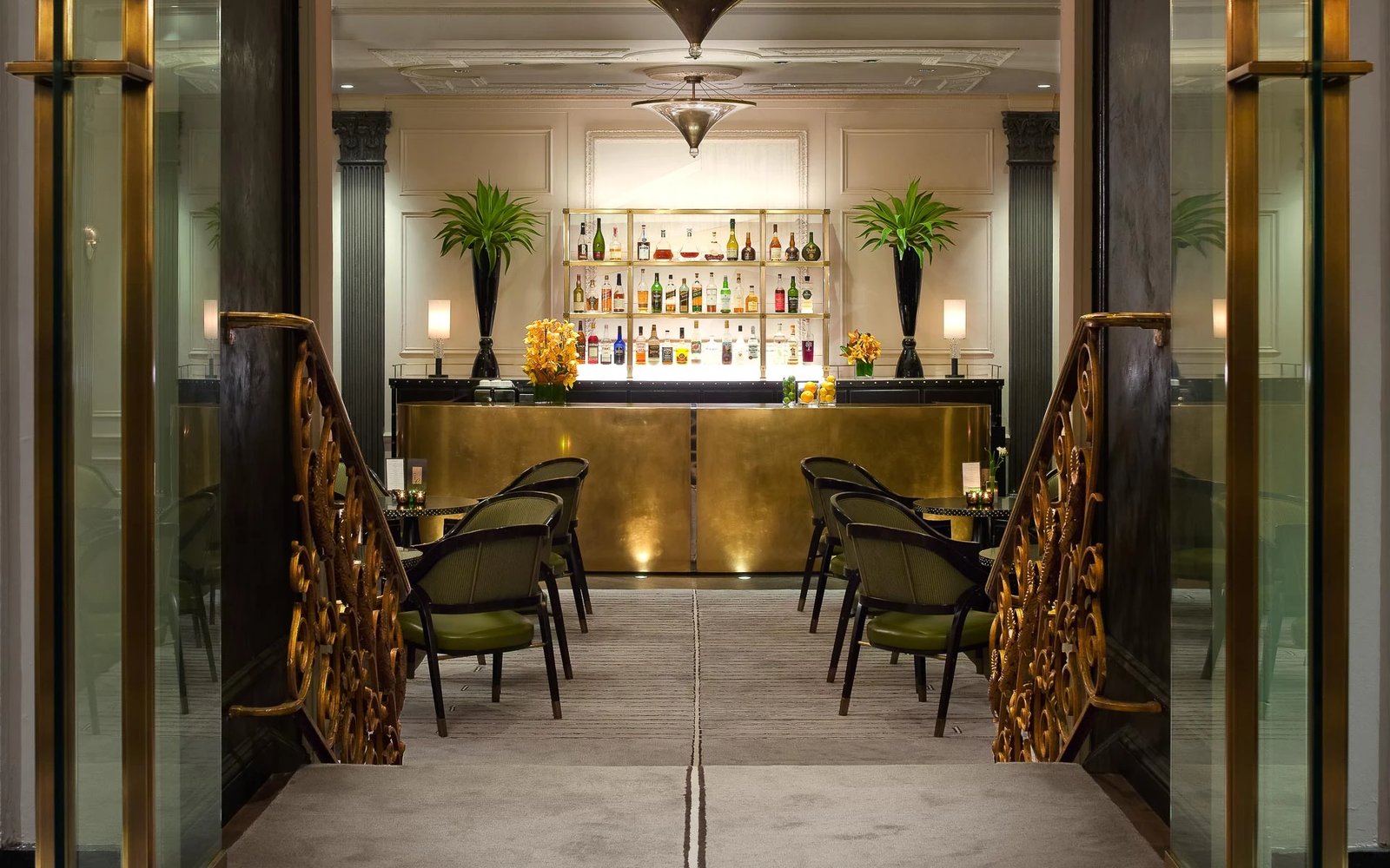 The Pierre Hotel, two e bar & lounge