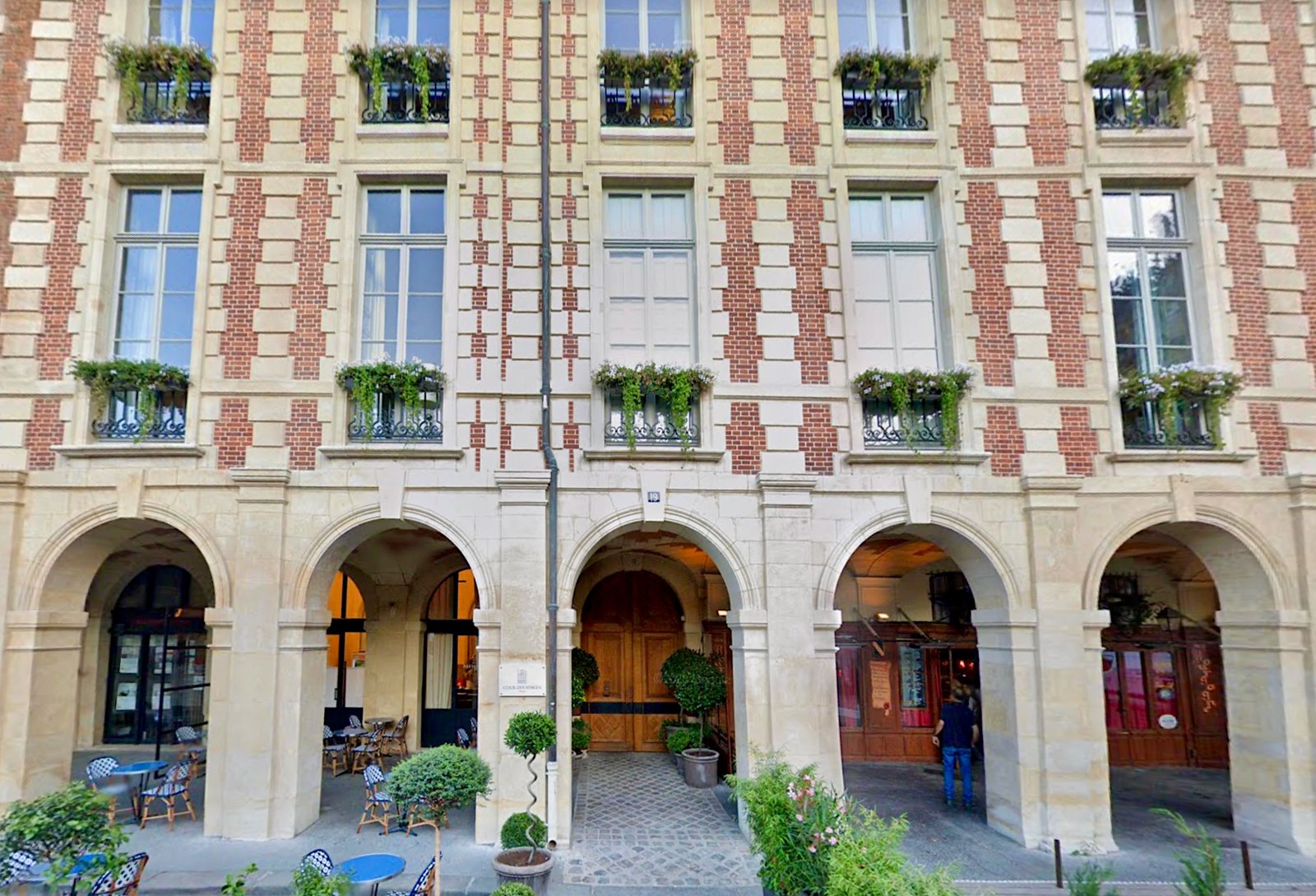 Cour des Vosges — backstory