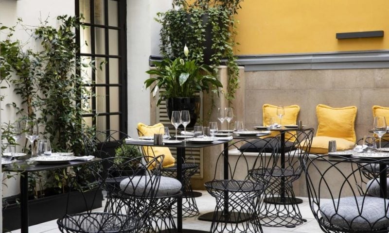 Le Damantin, at the table