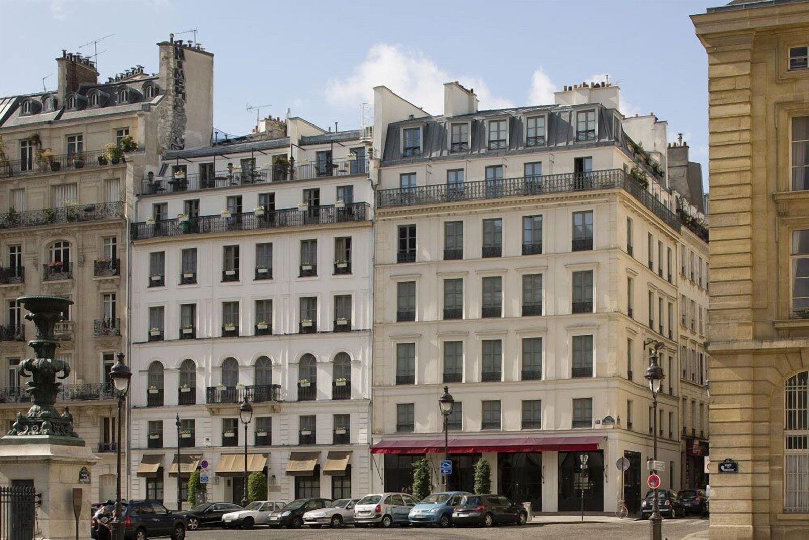 Hôtel Les Dames du Panthéon — backstory