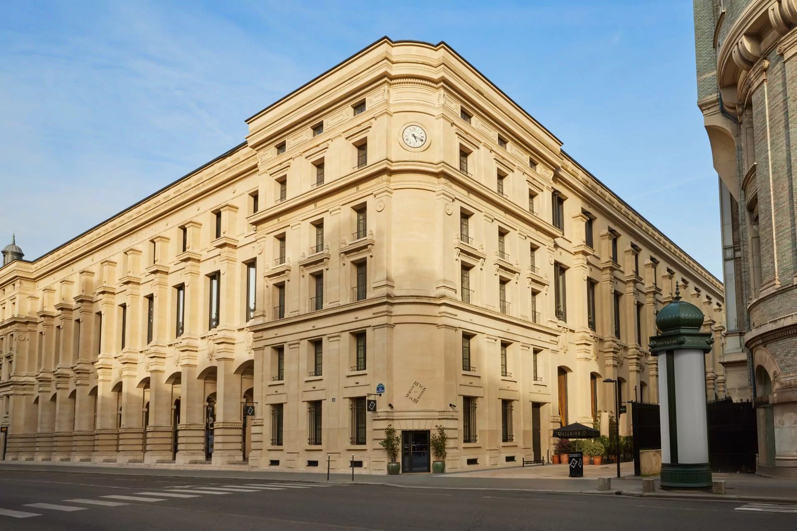 Hôtel Madame Rêve — backstory