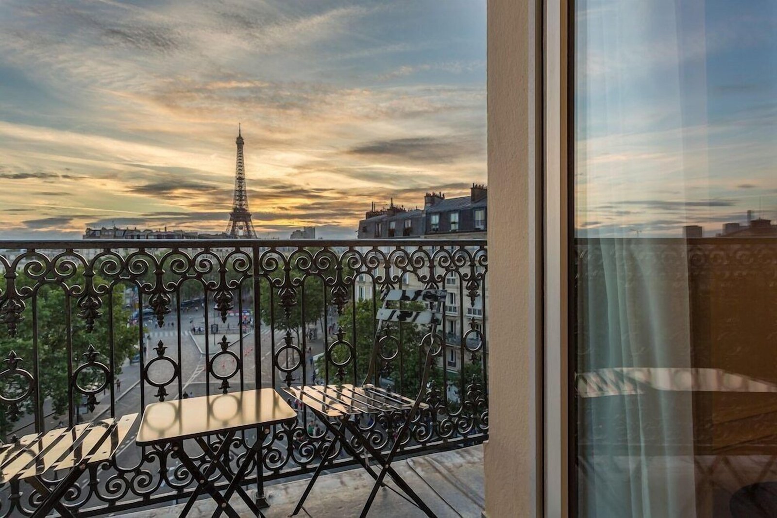 Hôtel La Comtesse Tour Eiffel — vibe