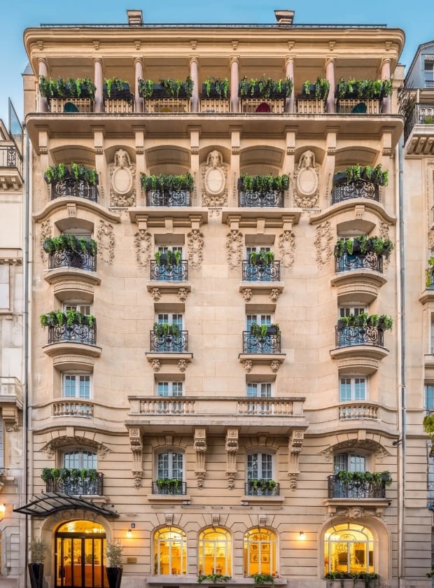 Solly Hôtel Paris — backstory