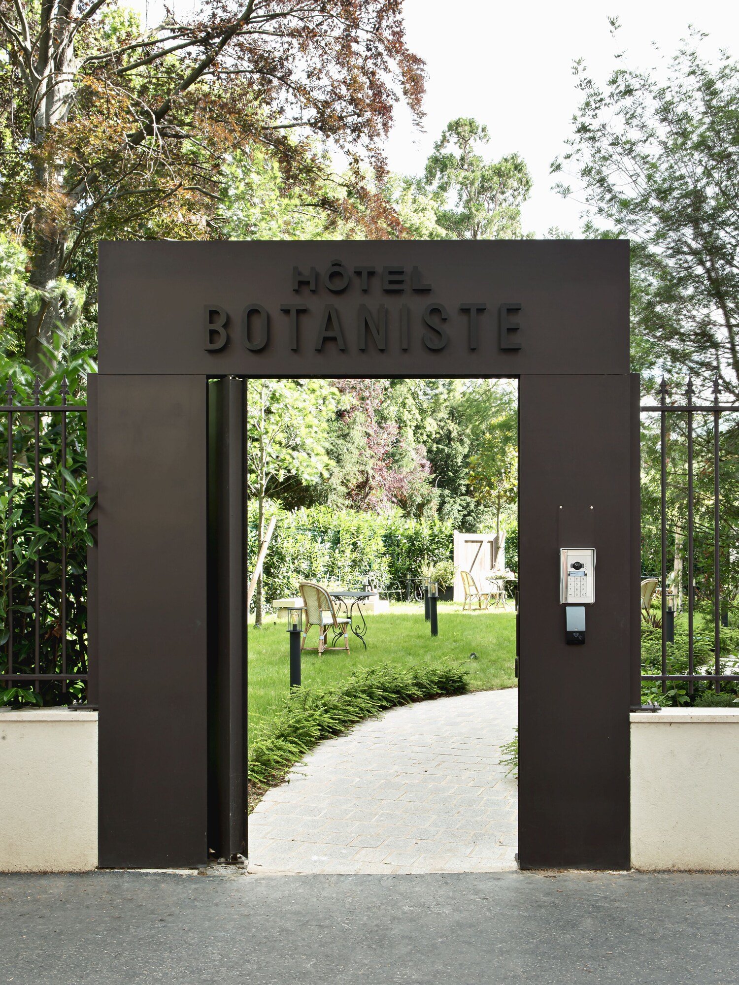 Hôtel Botaniste — backstory