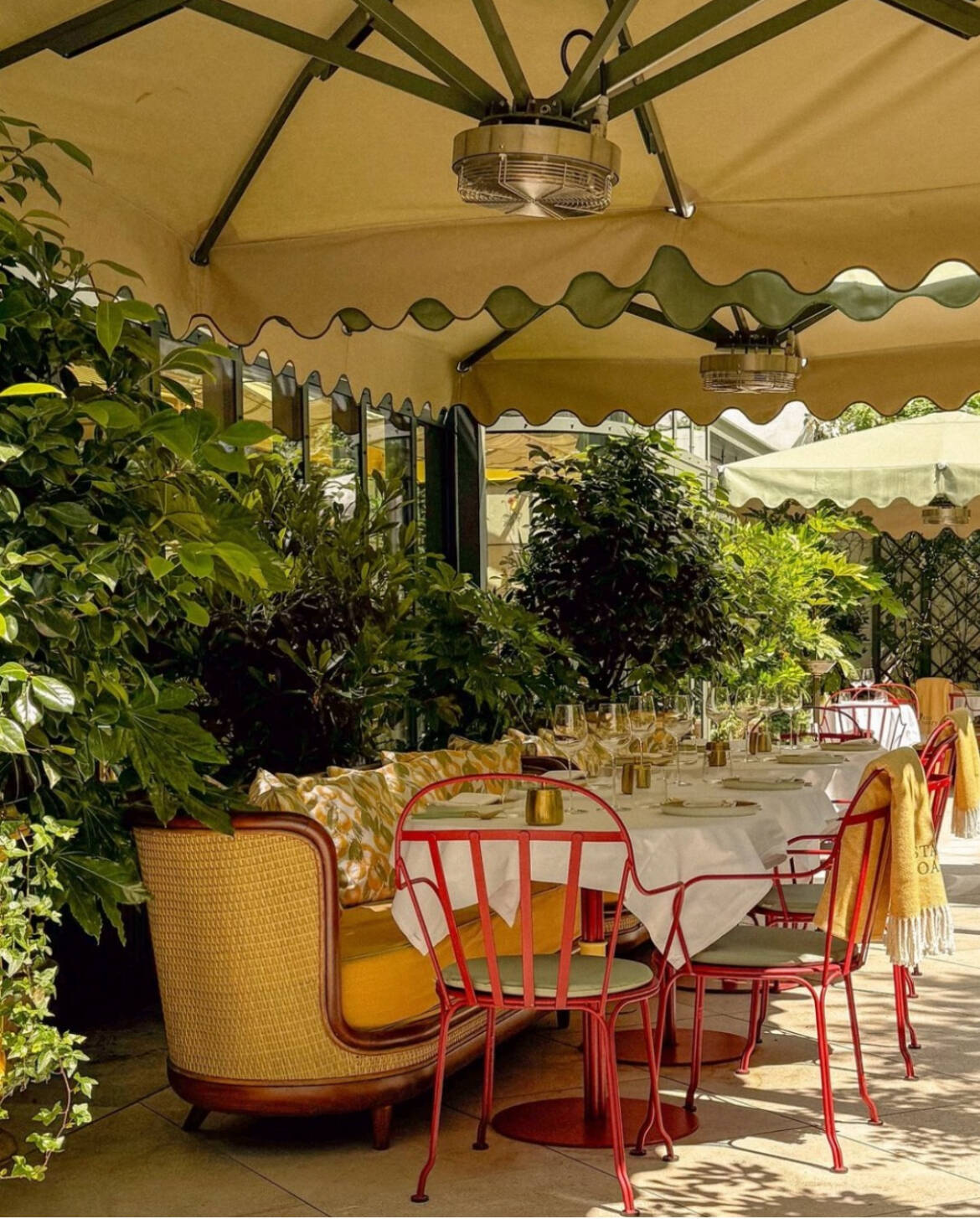 La Fantaisie, at the table