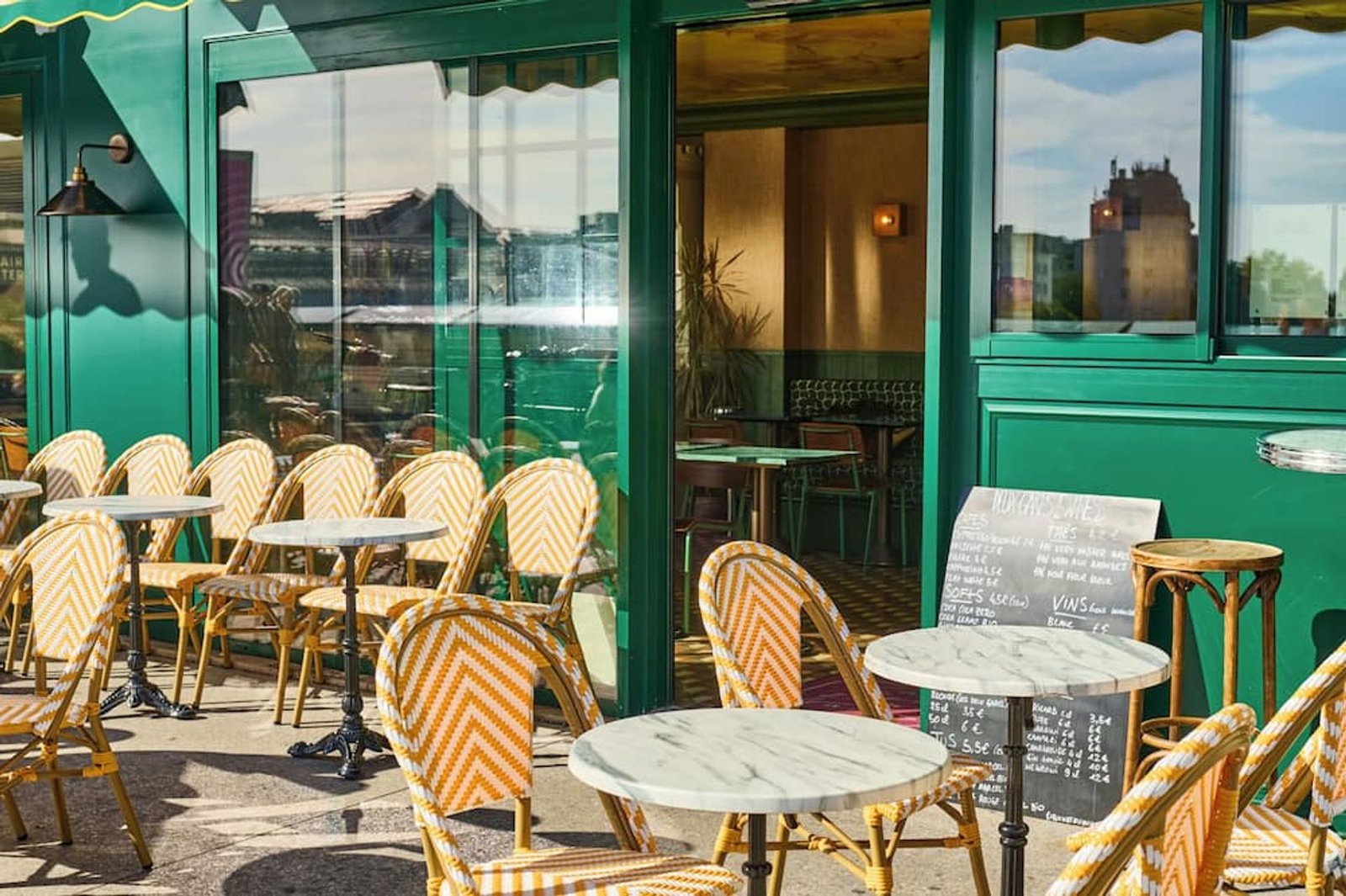 Hôtel Les Deux Gares — vibe