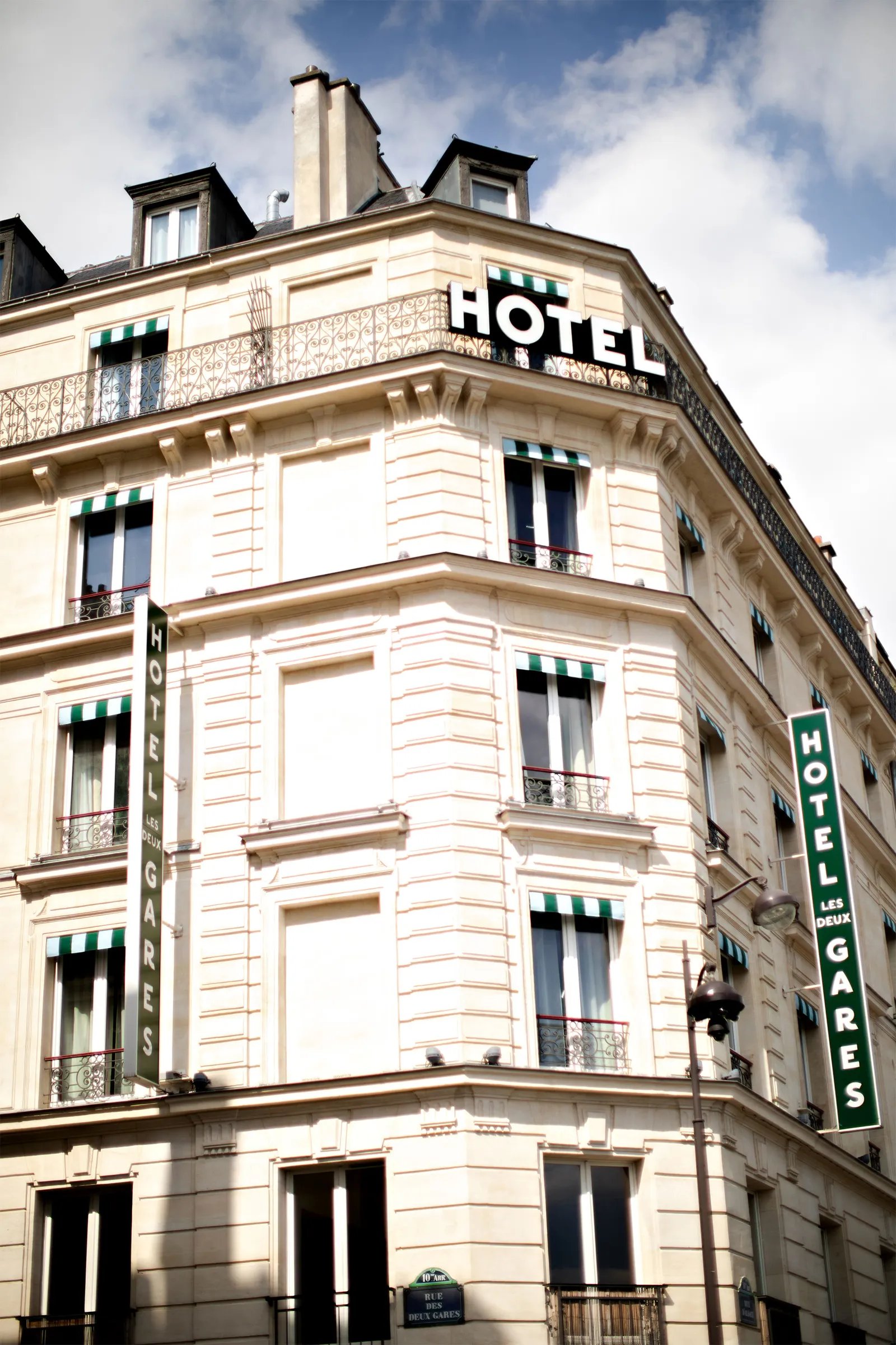 Hôtel Les Deux Gares, how it began