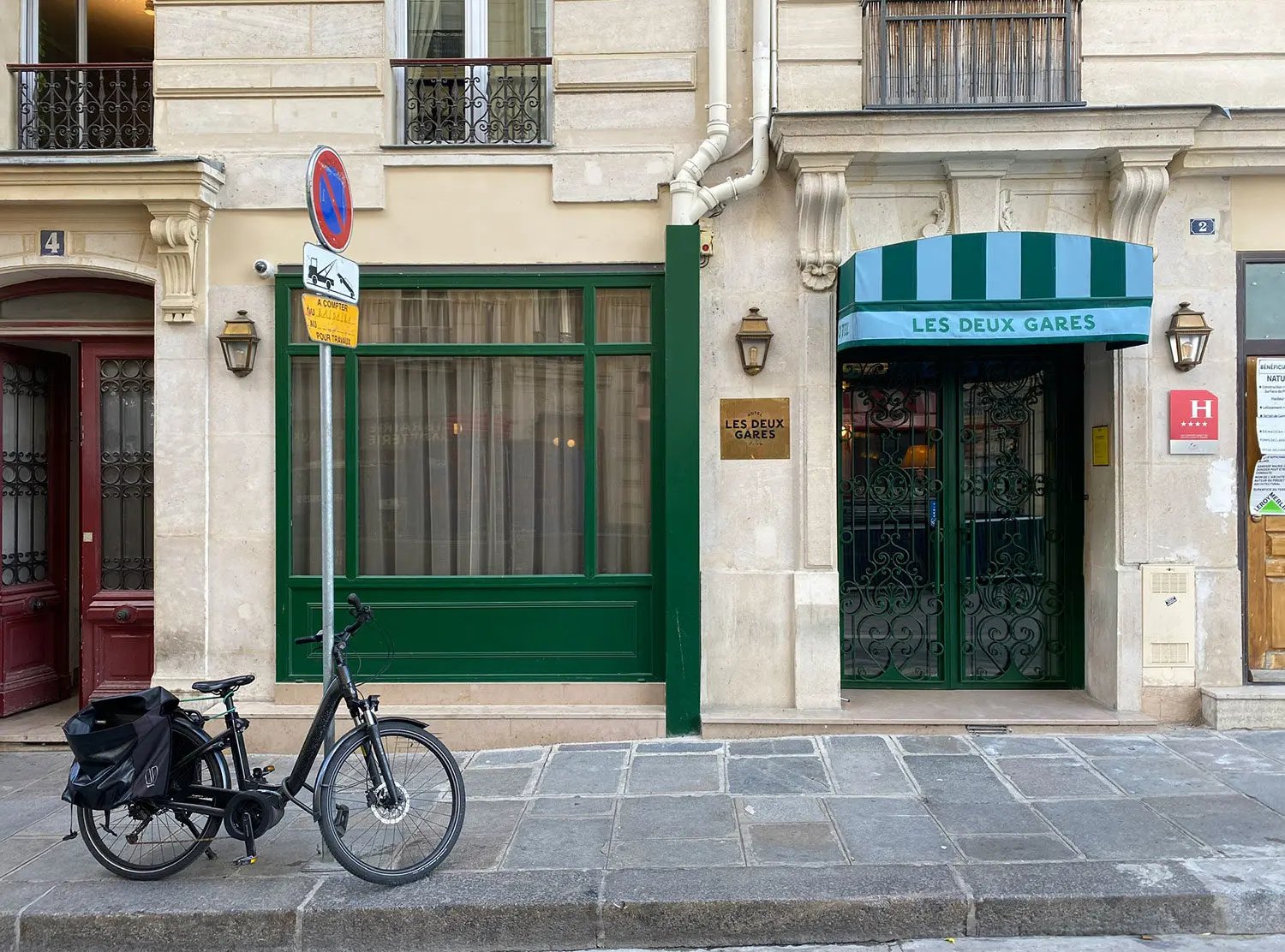 Hôtel Les Deux Gares — backstory