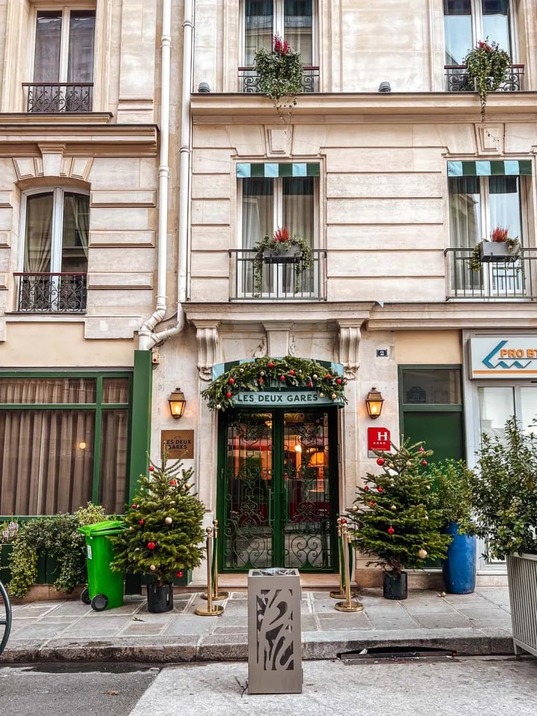 Hôtel Les Deux Gares — backstory