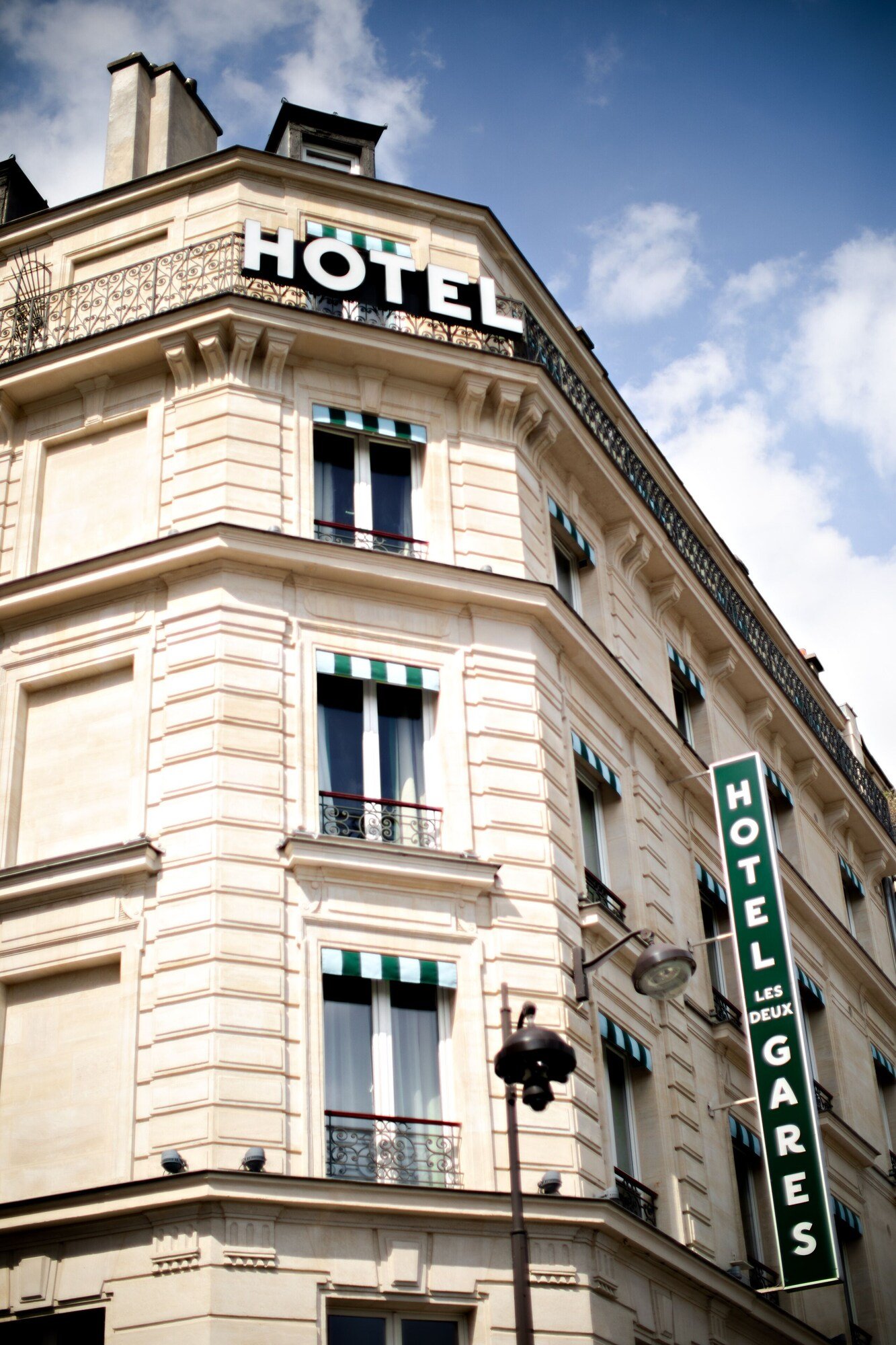 Hôtel Les Deux Gares — backstory