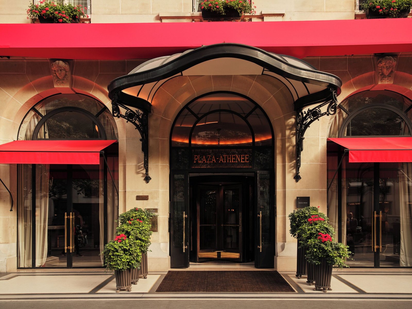 Hôtel Plaza Athénée — backstory