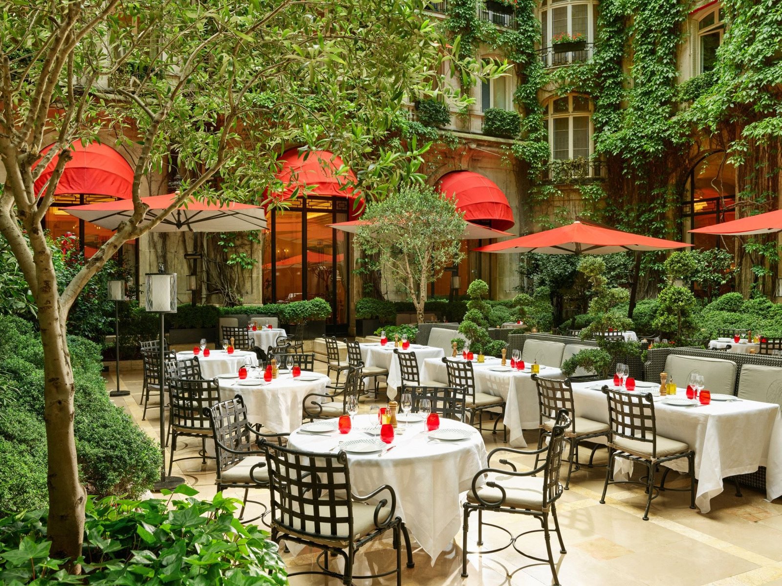 Hôtel Plaza Athénée, at the table