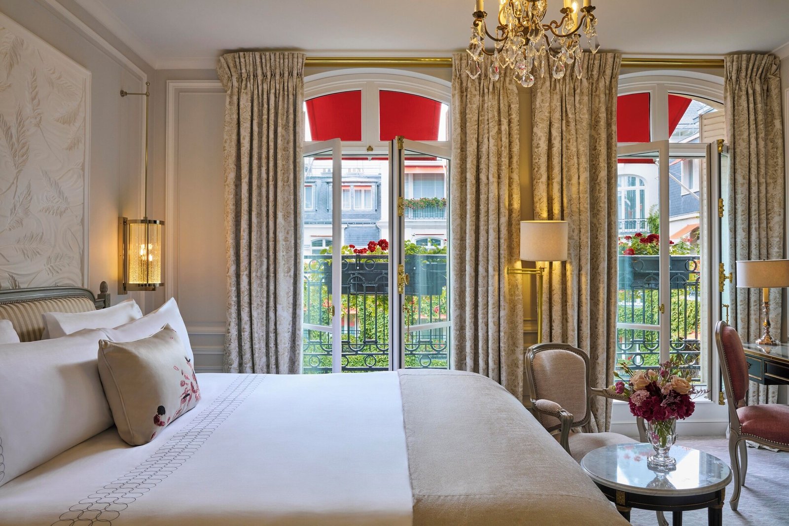 Hôtel Plaza Athénée — rooms