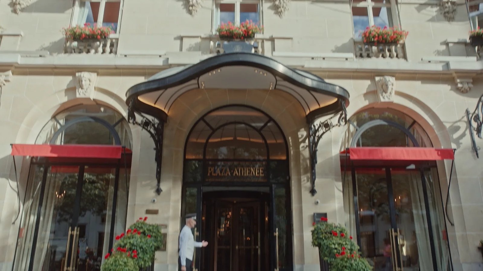 Hôtel Plaza Athénée — backstory