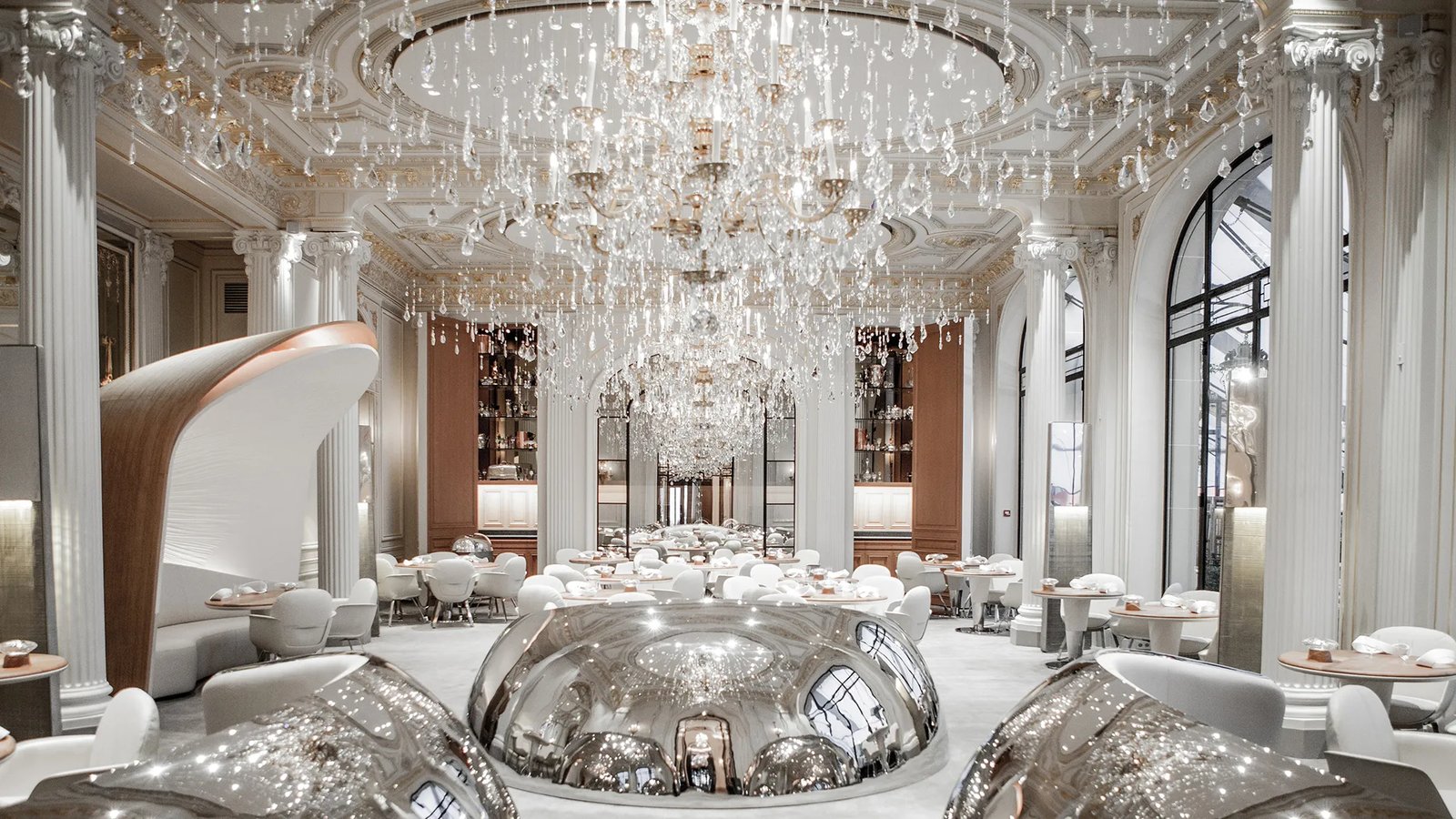 Hôtel Plaza Athénée, at the table