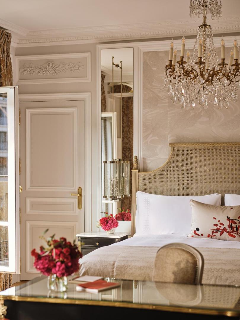 Hôtel Plaza Athénée — rooms