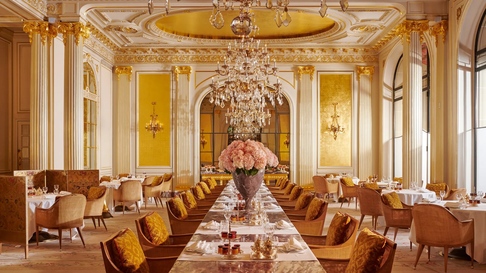 Hôtel Plaza Athénée, at the table