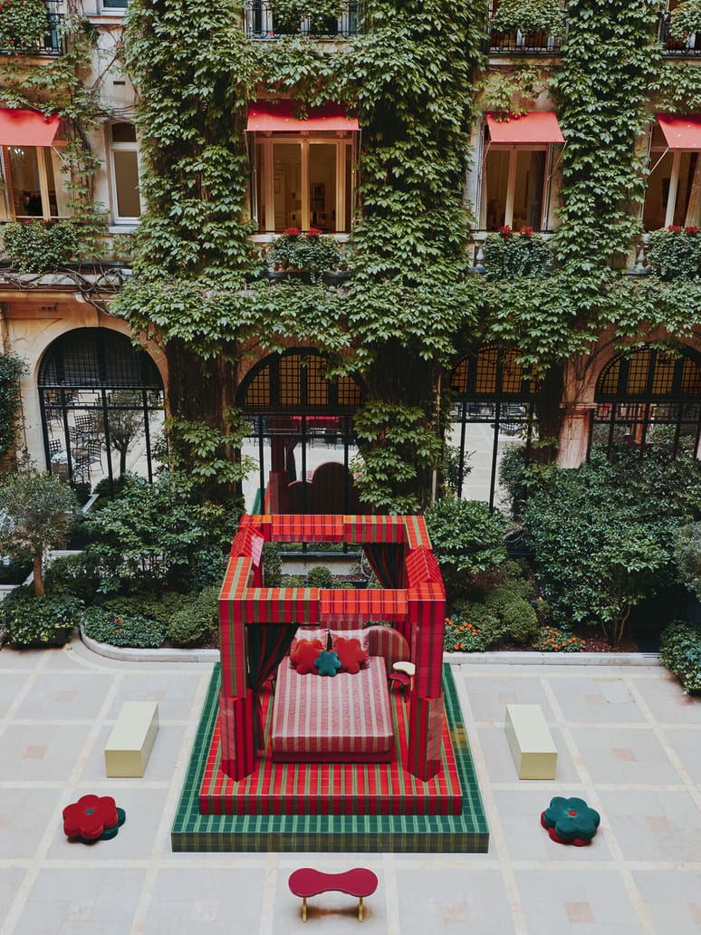 Hôtel Plaza Athénée — vibe