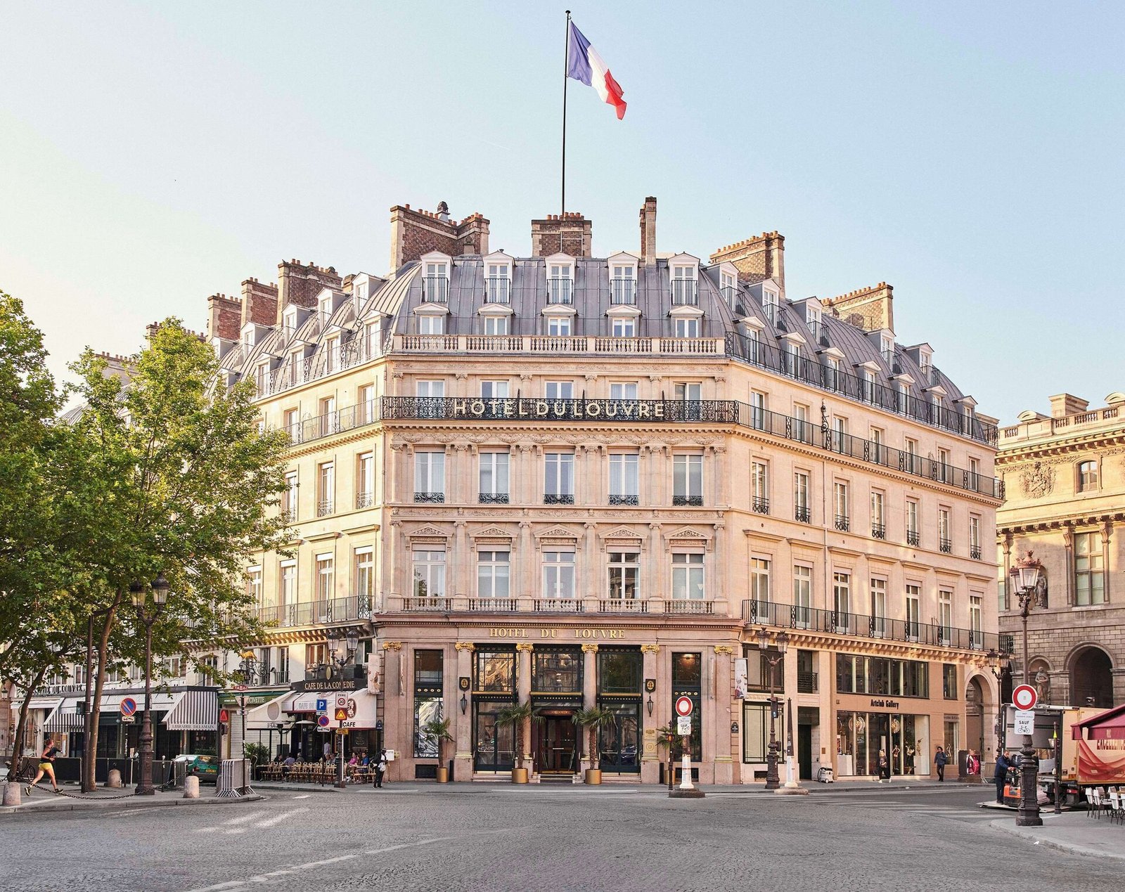 Hôtel du Louvre — backstory