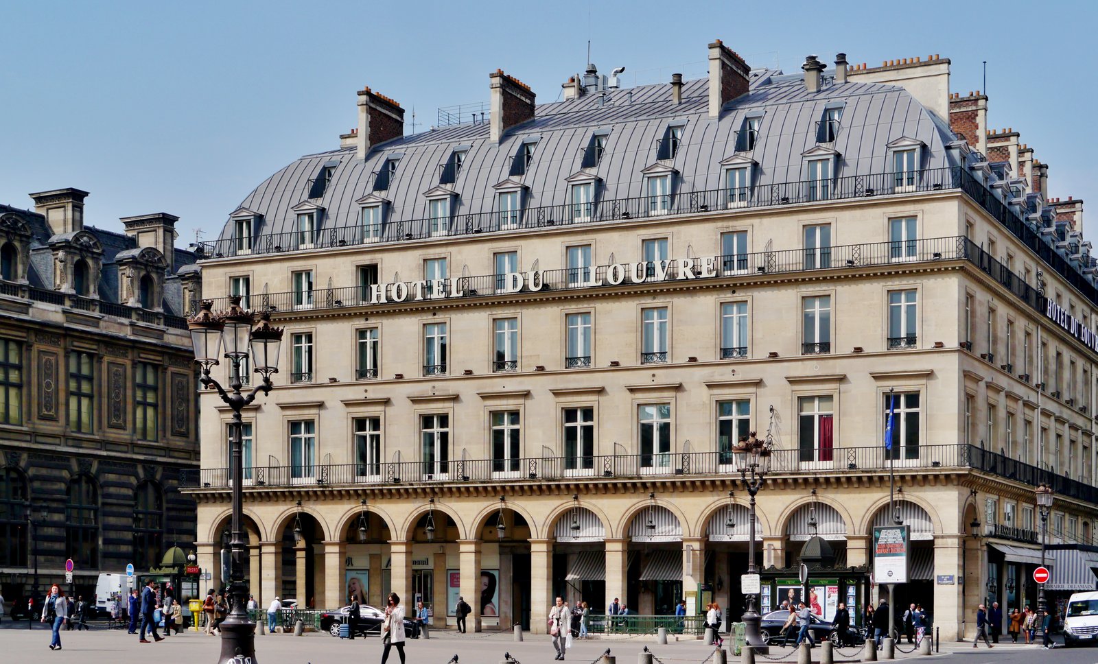 Hôtel du Louvre — backstory