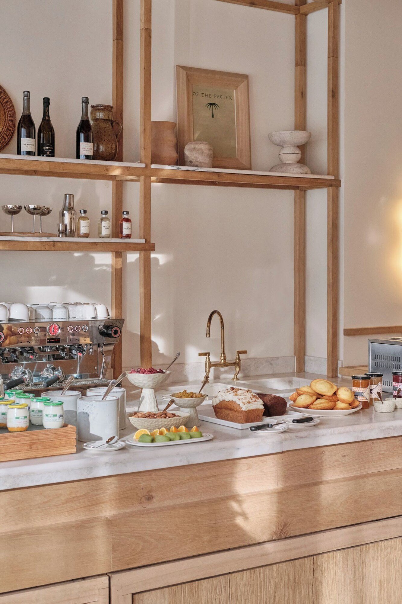 Hotel Élysée Montmartre, breakfast and coffee corner