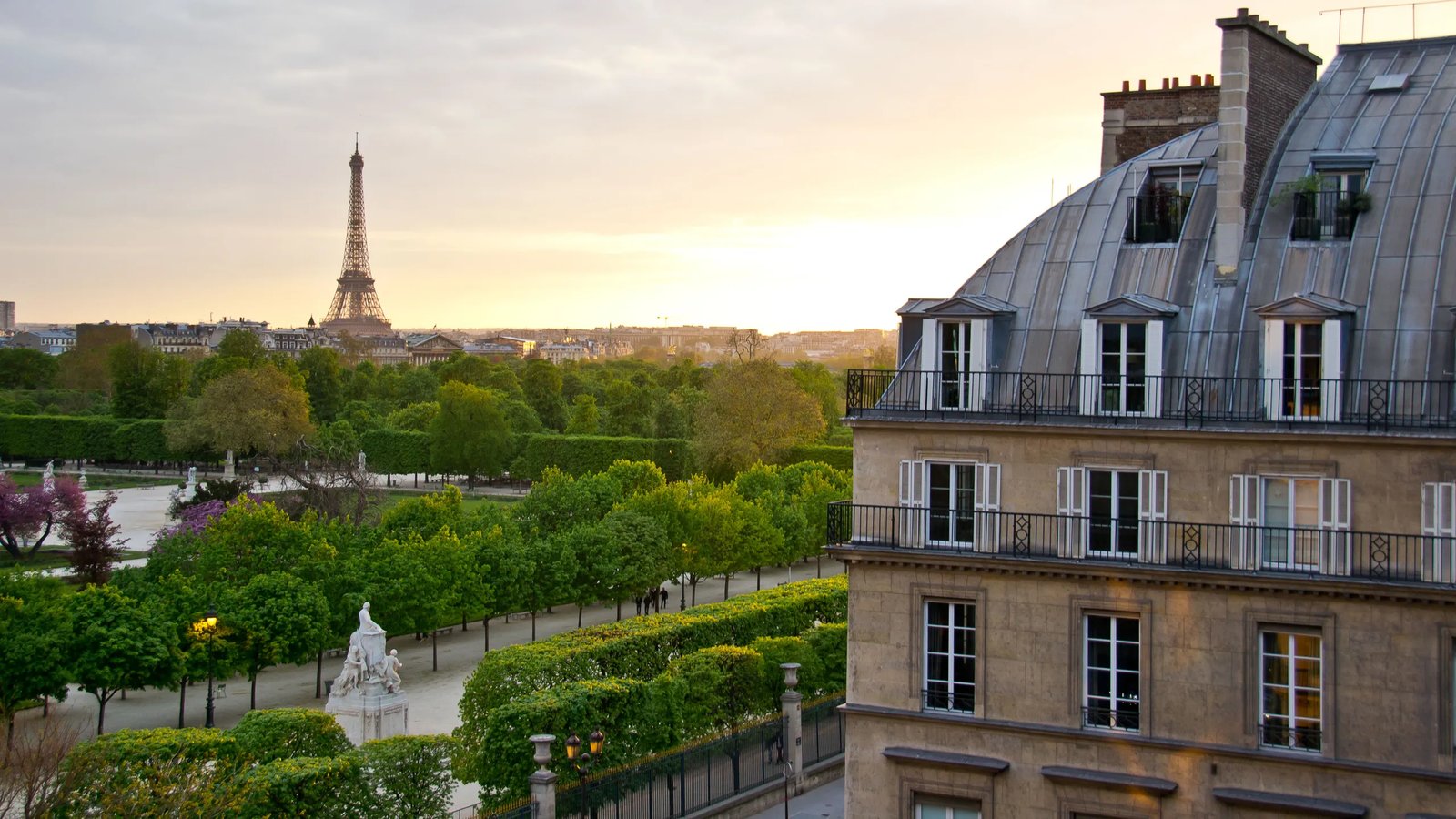 Hotel Regina Louvre — backstory
