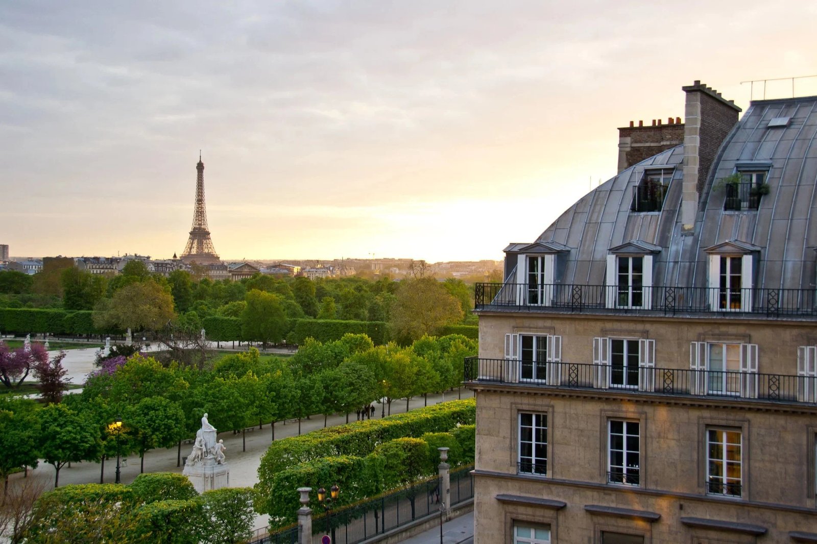 Hotel Regina Louvre — backstory