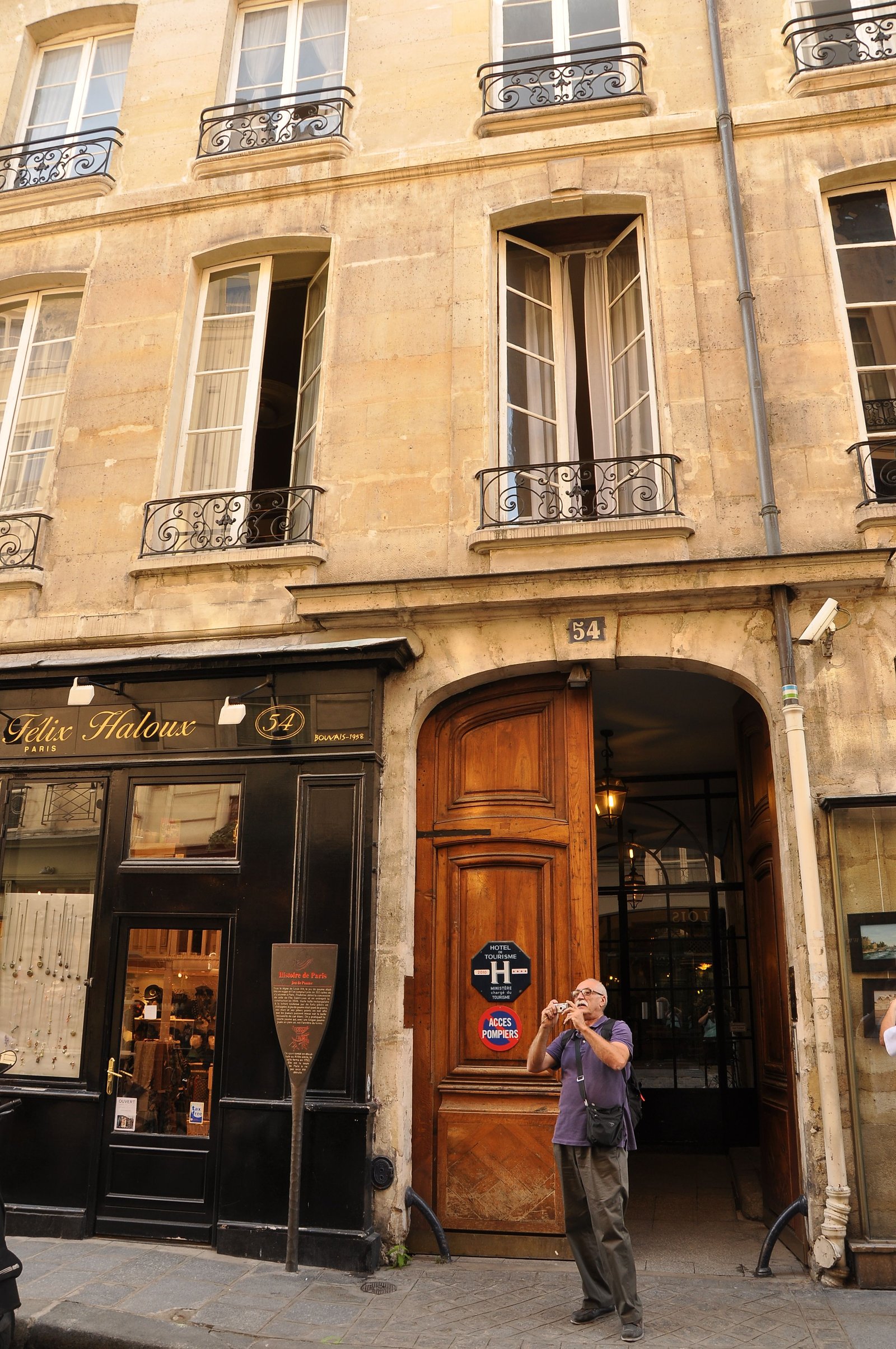 Hotel Du Jeu De Paume — backstory