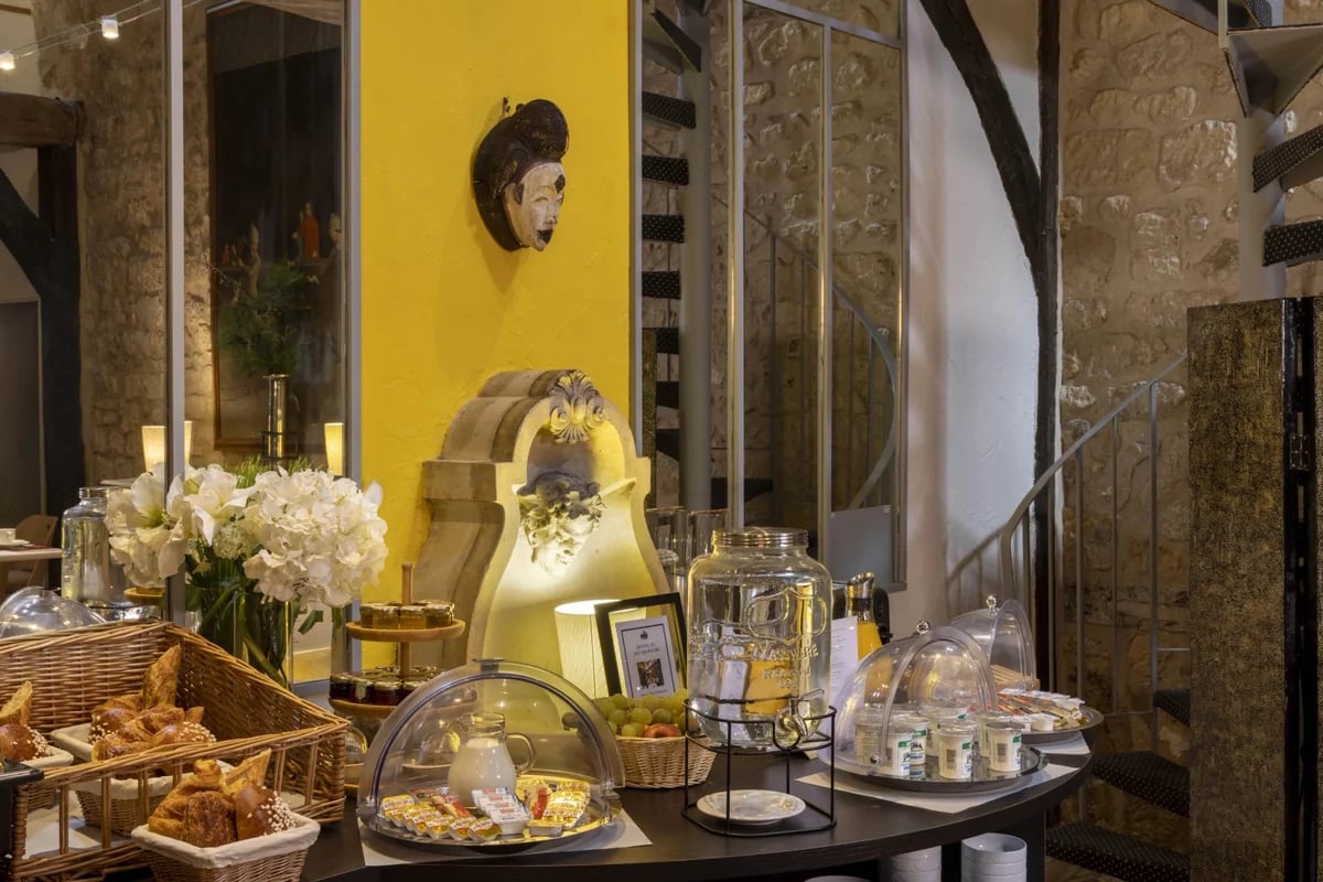 Hotel Du Jeu De Paume, at the table