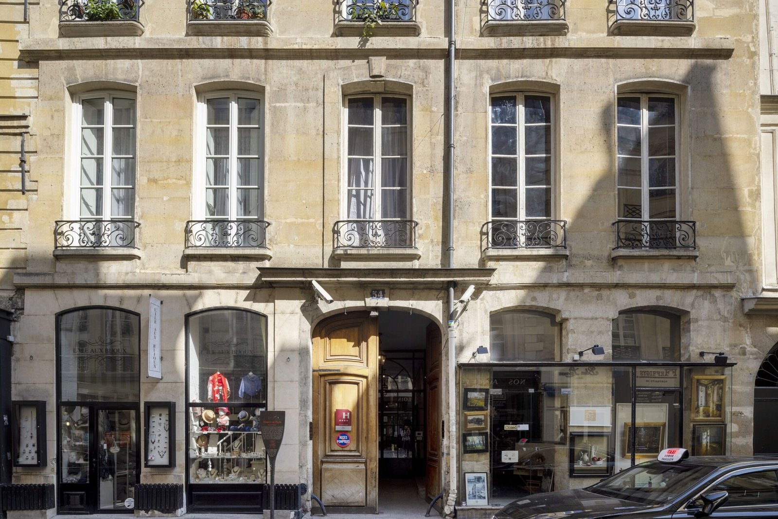 Hotel Du Jeu De Paume — backstory